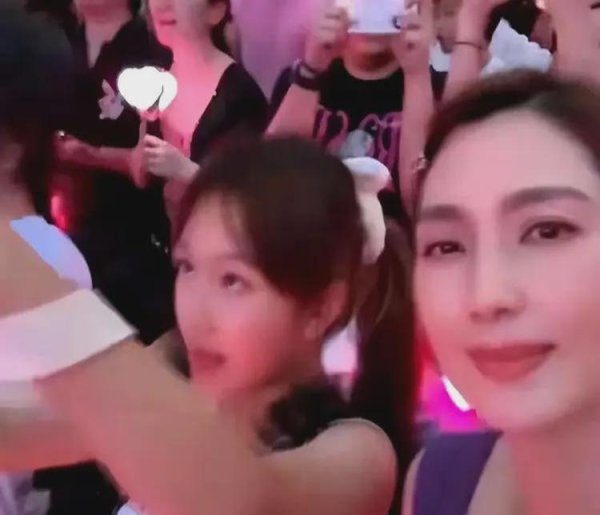 八戒策略 53岁洪欣在韩国被偶遇，腋下副乳好明显，脸部瘦到脱相，女神老了