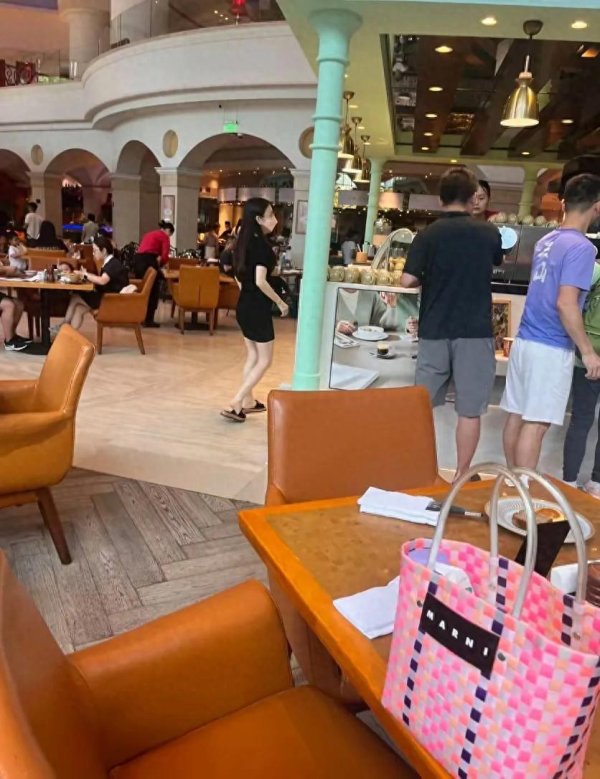 策略红 曝方媛三胎是儿子！郭富城开心跟友人炫耀，郭爸爸亲自为儿媳买菜